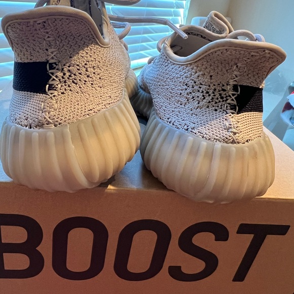 Yeezy 350 V2 - Picture 2 of 6